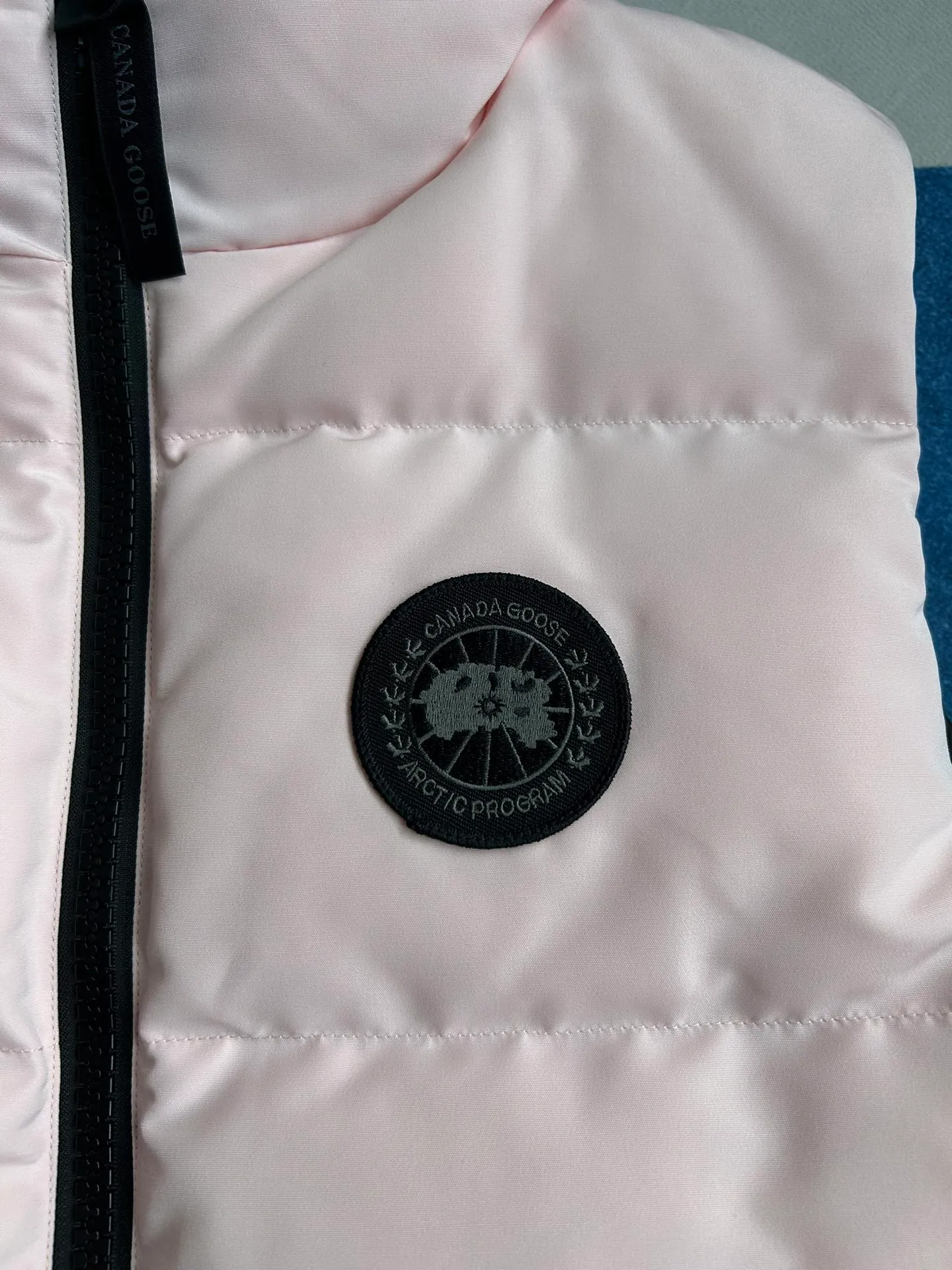 P600 2267WB Grandview black label women's short vest. Constructed from Arctic Tech recycled fabric®, it features a cinchable hem for sleek styling and storage. Color: Spearmint Pink. Size: XS S M L XL.